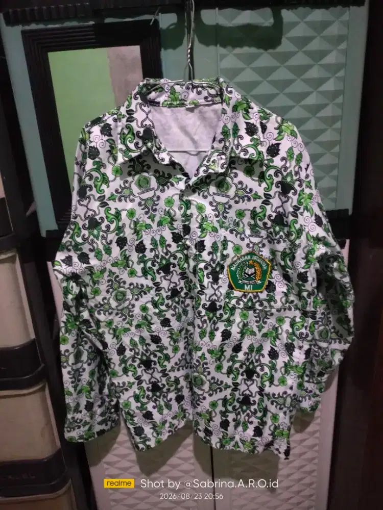 Baju seragam batik MI bekas seperti baru no minus