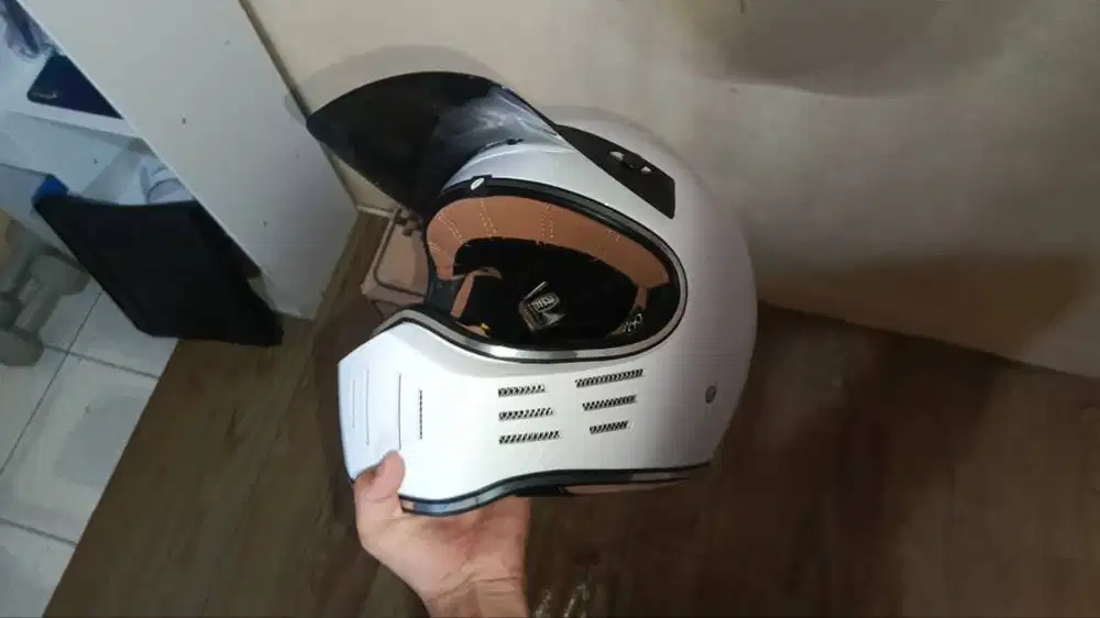 **DIJUAL Helm Cakil Putih Bekas – Kondisi Masih Bagus**