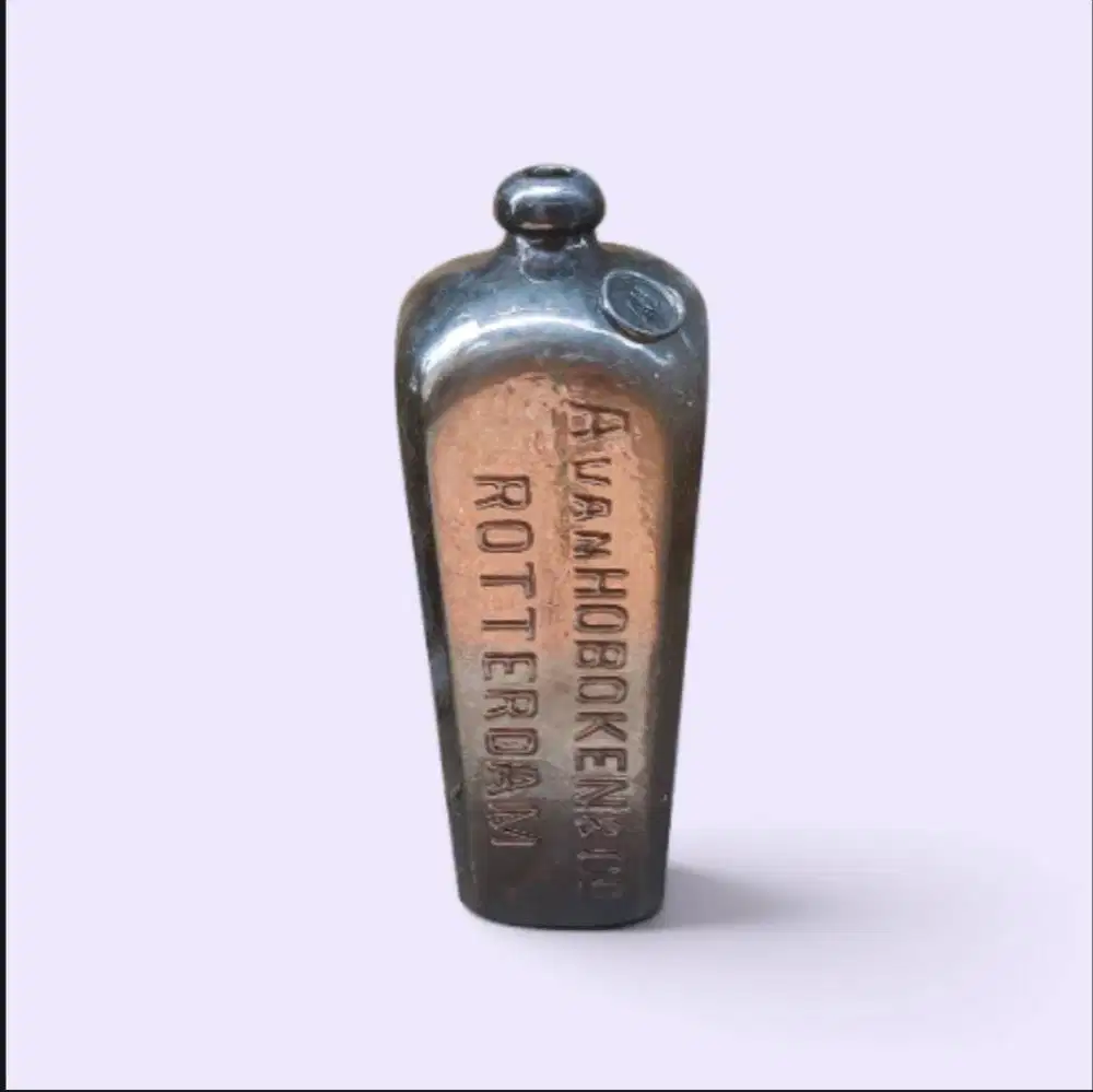 Botol Gi milik perusahaan A. Van Hoboken & Co. asal Rotterdam, Belanda