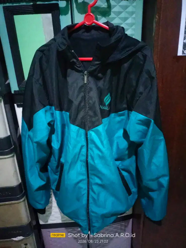 Jaket parasut bagus bgt kombinasi warna tosca hitam  xl second