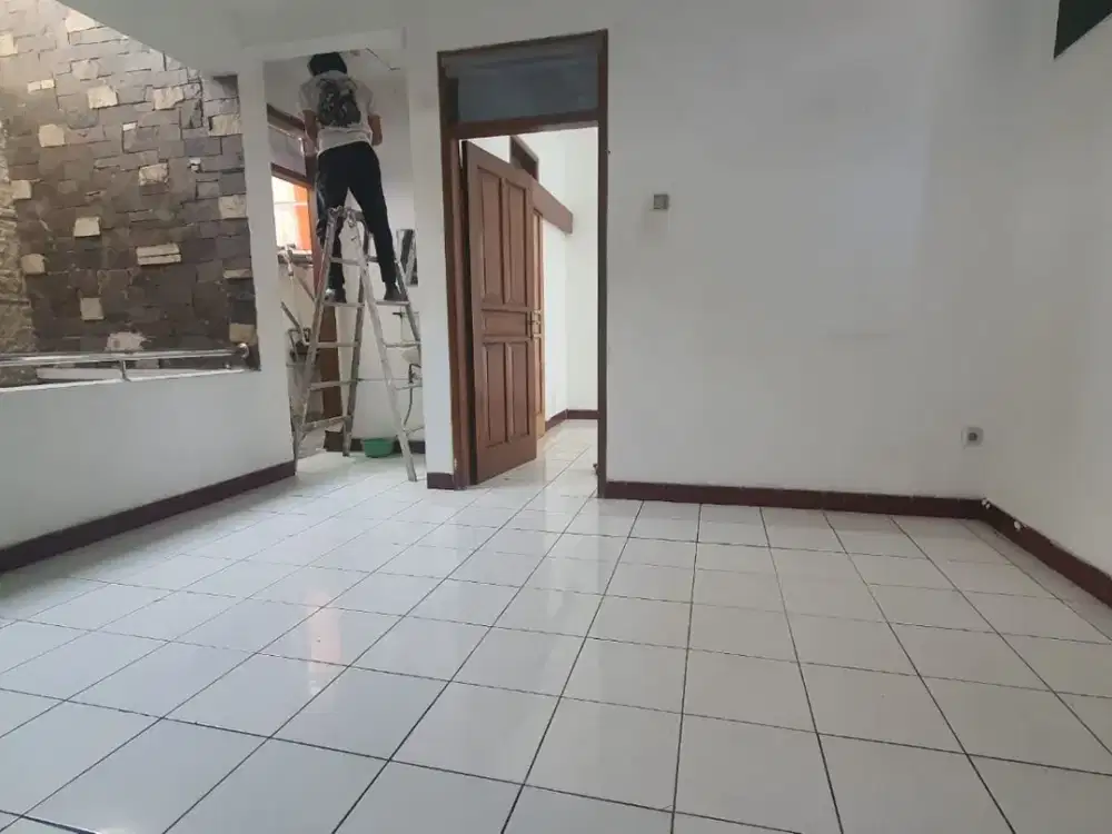 .....dijual/disewa rumah 2 lantai di batununggal semi furnish dekat sekolah, mall, pasar, bis primajasa.....