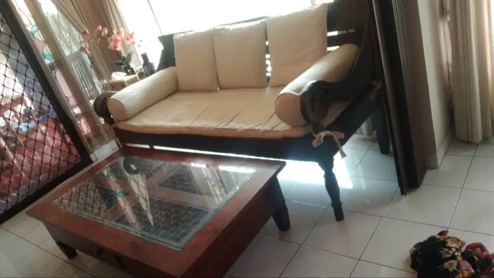 Dijual Meja dan Kursi Antik bahan kayu solid
