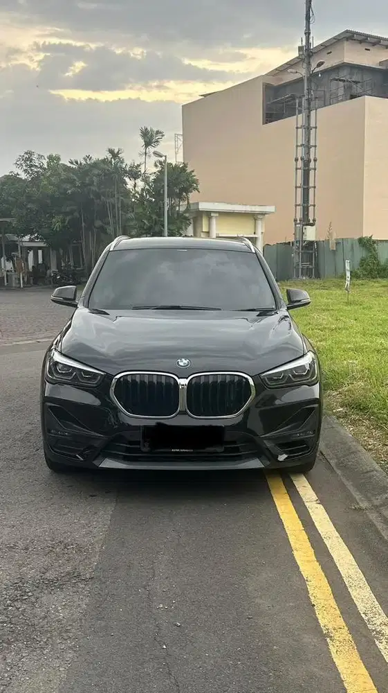 Bmw x1 hitam tahun 2021