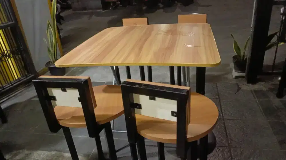 meja lipat dan kursi cafe