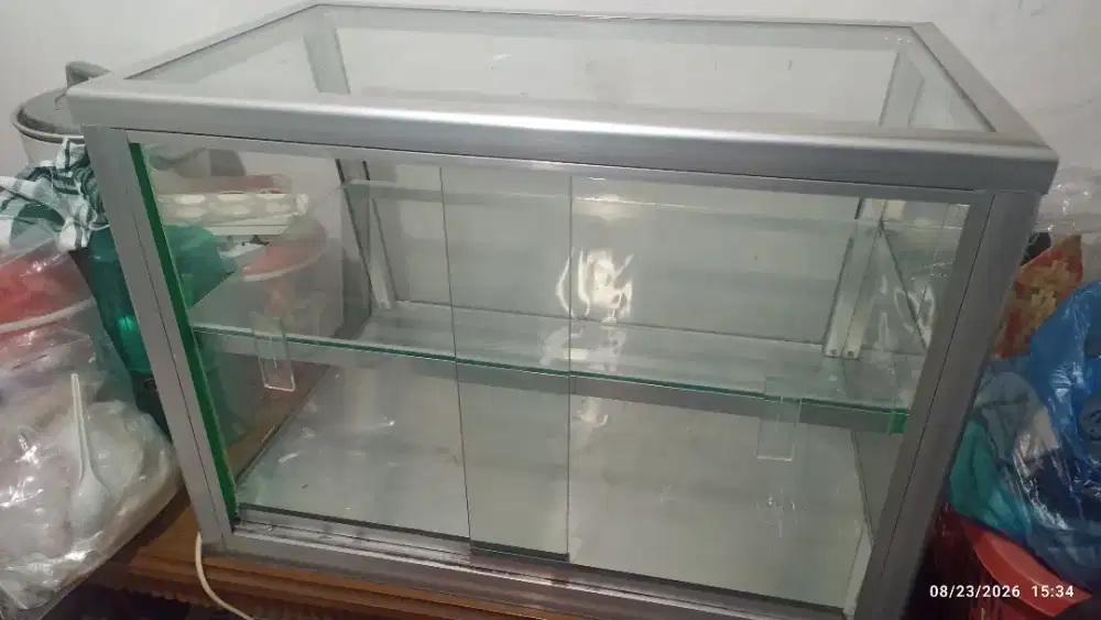 Etalase Kaca Bekas