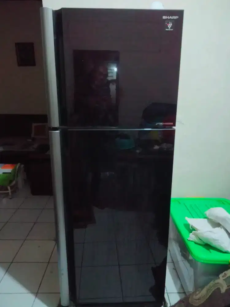 Di jual Kulkas Sharp 2 Pintu Inverter 471L Black Glass 2,5jt Nego