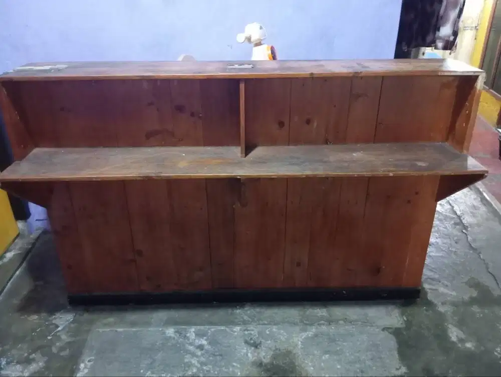 Meja kasir atau juga meja bar