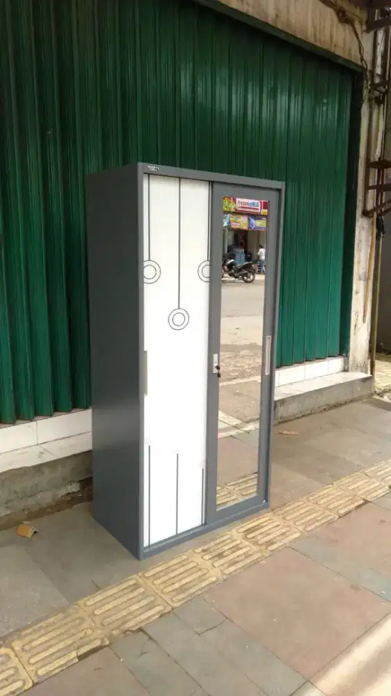 Lemari 2 pintu bhan plat besi ukuran ( P 90 L 50 T 185 cm )