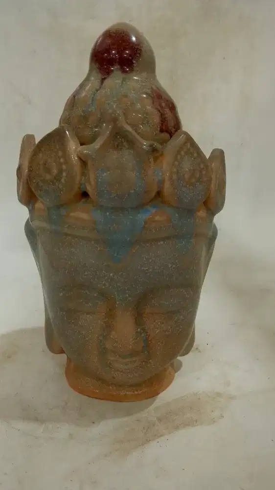 Patung porselen kepala Kwan in