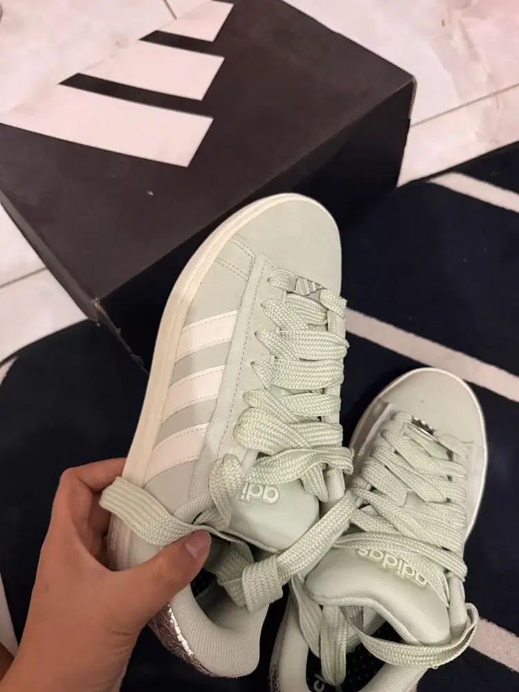 Sepatus adidas sekali pake