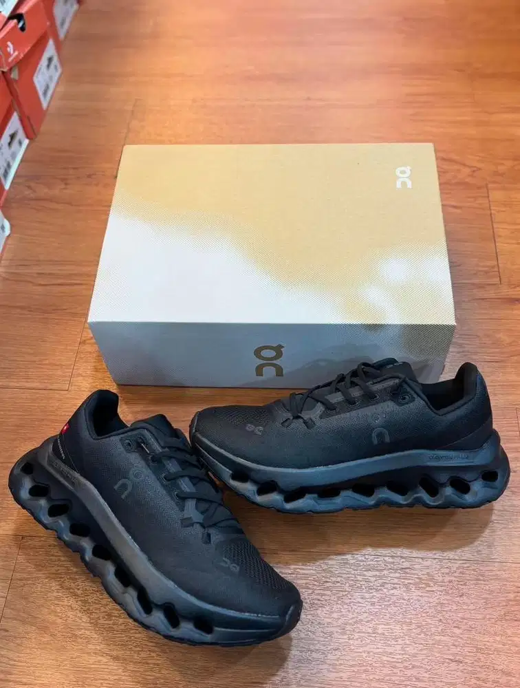 di jual sepatu on cloud masih baru ukuran 40