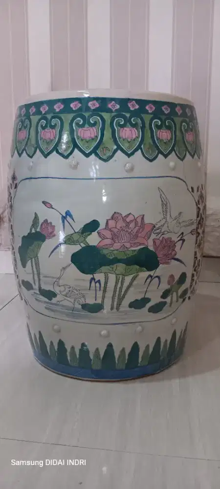 Guci Keramik Motif Teratai & Bangau – Elegan dan Artistik