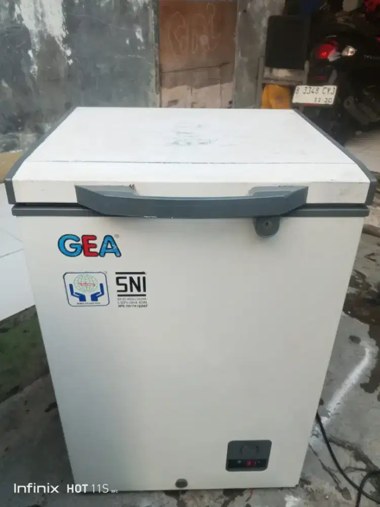 Jual bu freezer box ukuran 100 liter normal no kendala merk GEA