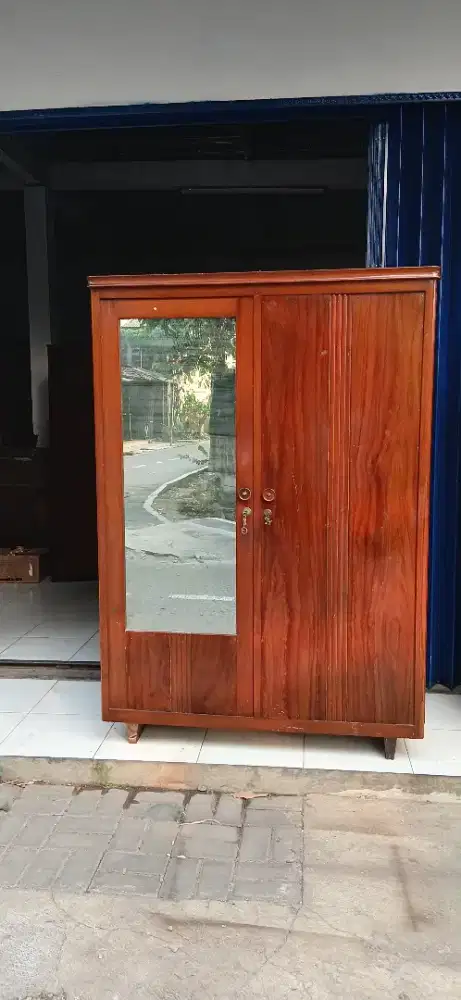 Lemari pakaian dua pintu vintage dari kayu jati tua