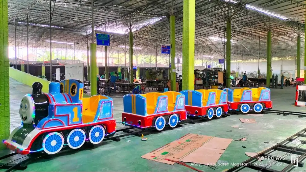 KL Thomas Spesifikasi: dimensi 750x300 cm rangka besi atau baja bahan