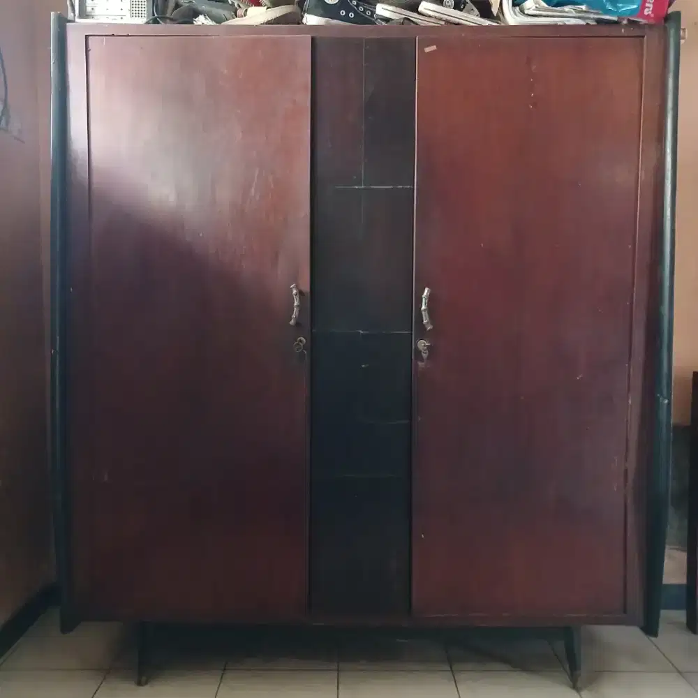 Lemari Pakaian Antik