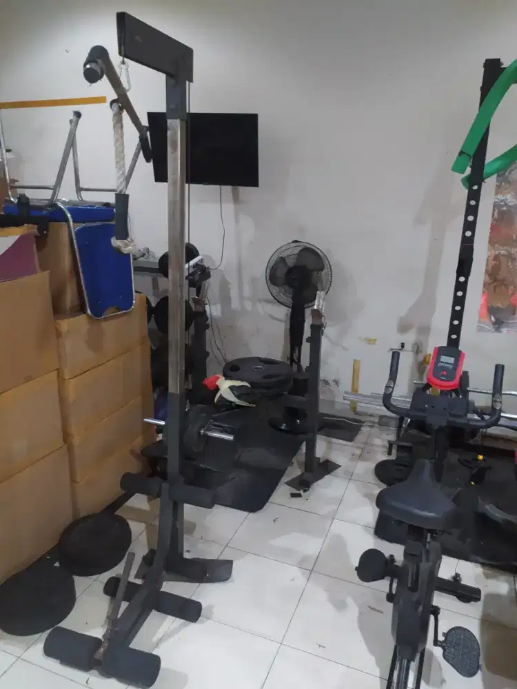 Alat Gym Multifungsi Lat Pulldown Leg Extension Bench Press Squat Rack