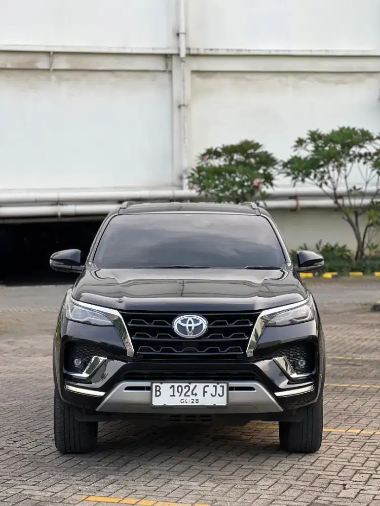 Fortuner VRZ 4x2  2.8 AT 2023 Hitam Metalik