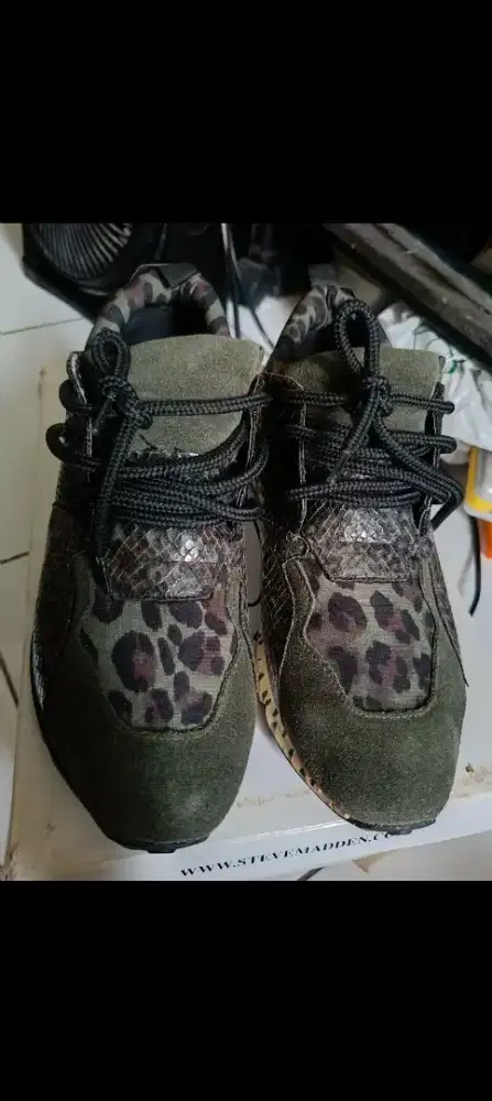 Dijual sepatu Steve Madden kasual dan sporty size 41.