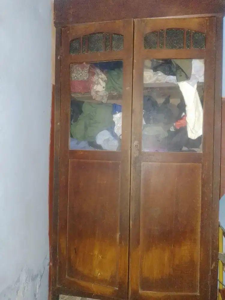 Lemari jati tua