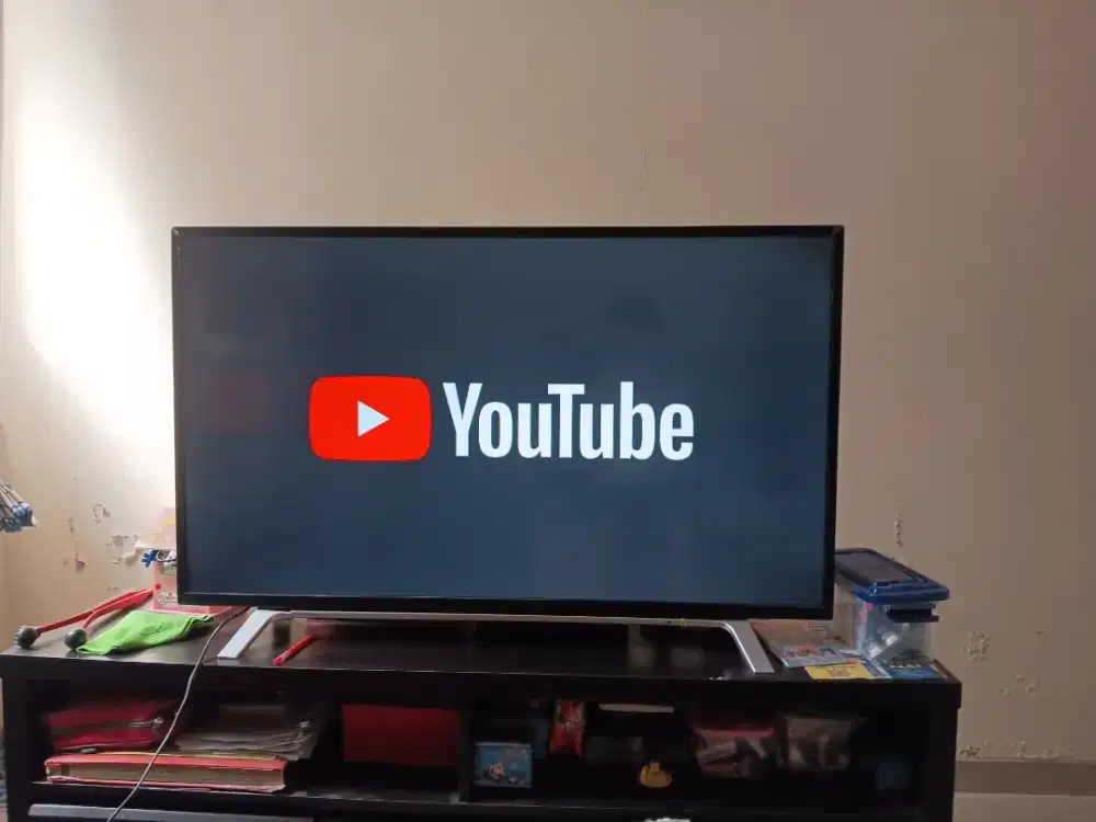Smart TV LED Toshiba 49 Inch Seri 49L5650VJ Normal Mulus