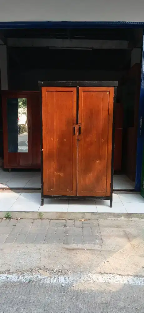 Lemari pakaian jati mungil kolonial