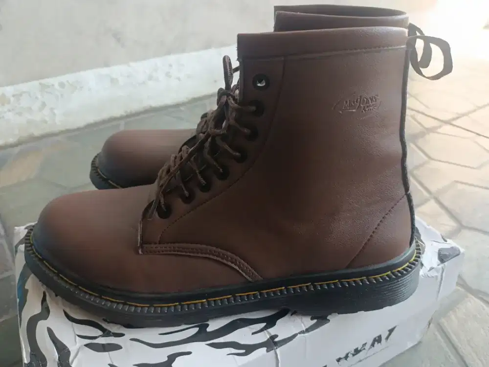 Sepatu boots uk 43