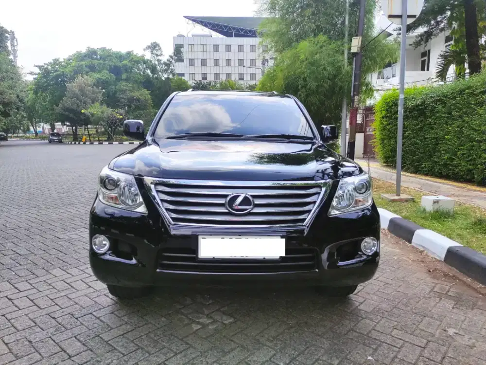 Lexus LX570 at 2011 bensin