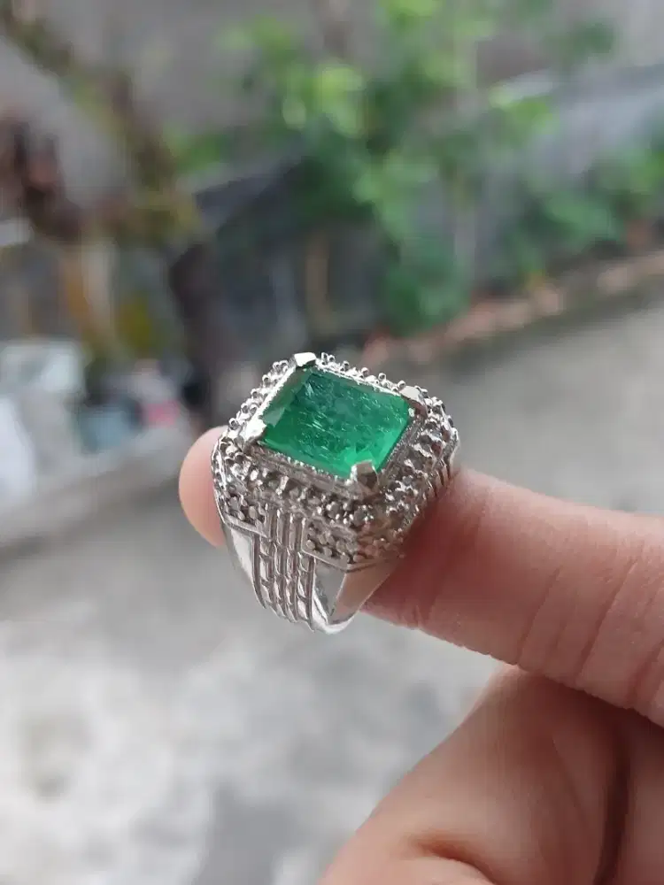 Cincin batu zambrud