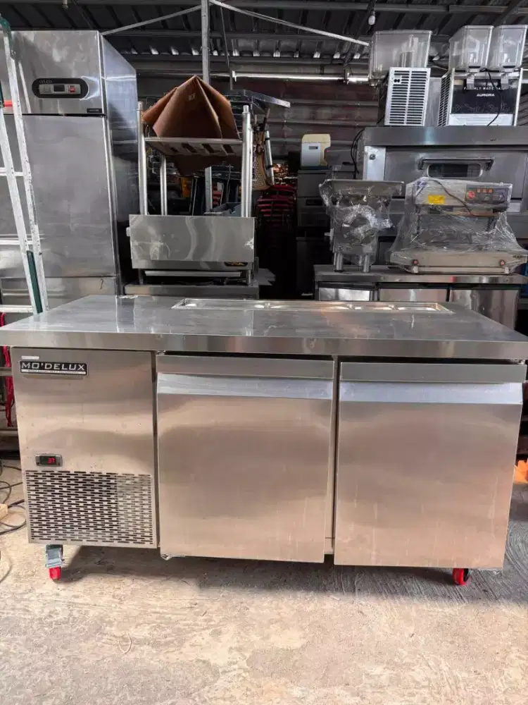 UNDERCOUNTER CHILLER SALAD 
Merk Modelux
Ukuran 150x76x85
Pan ada 4