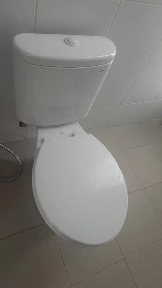3 pcs kloset Toto, 2 bidet, 2 wastafel mini