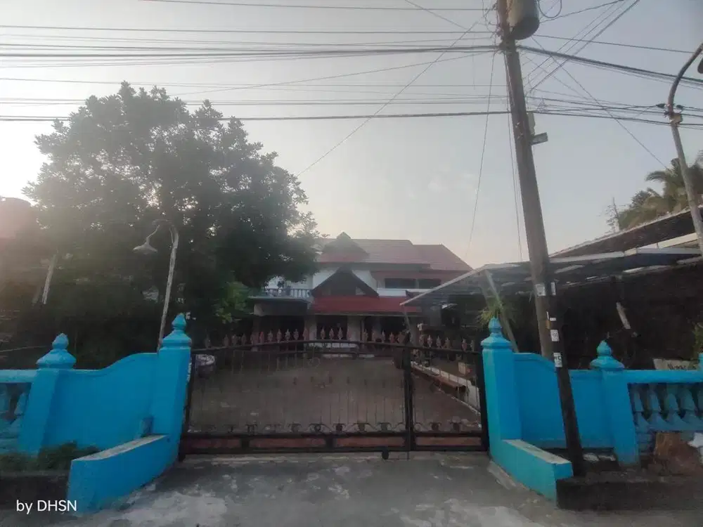 Dijual rumah lantai 2 dan halaman yang luas