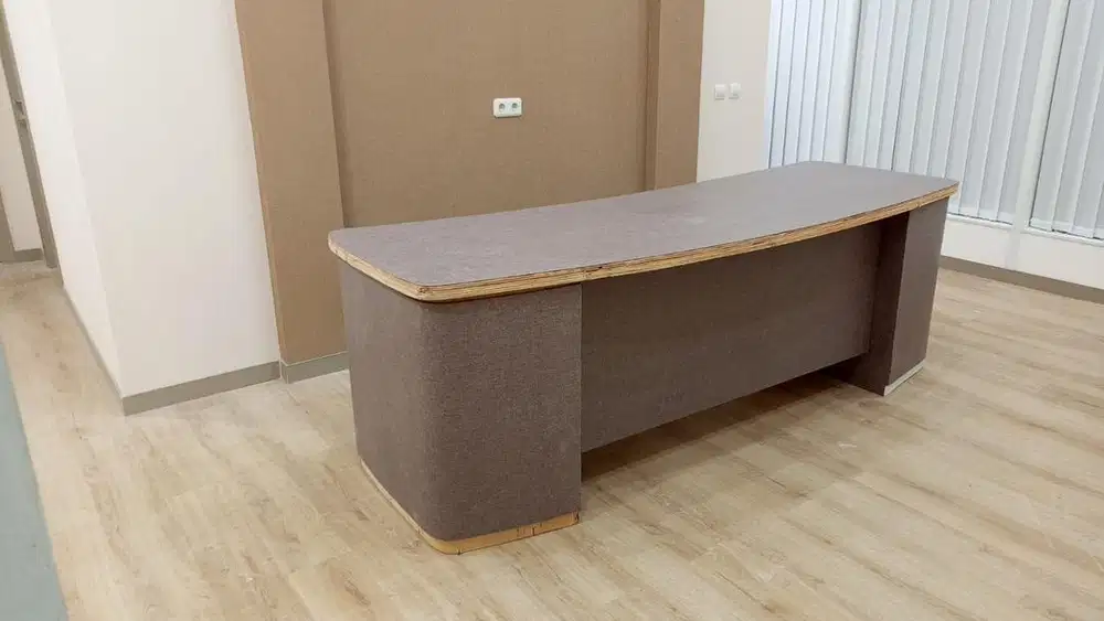 Meja kantor baru