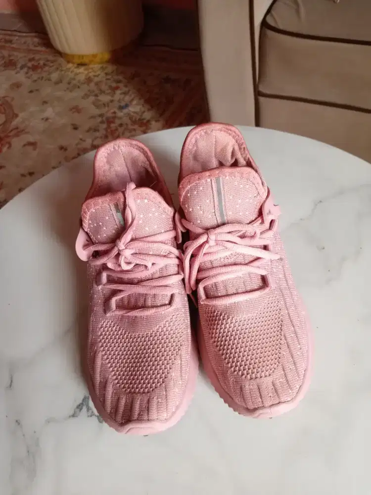 Sepatu Olahraga Soft Pink Seperti Baru COD