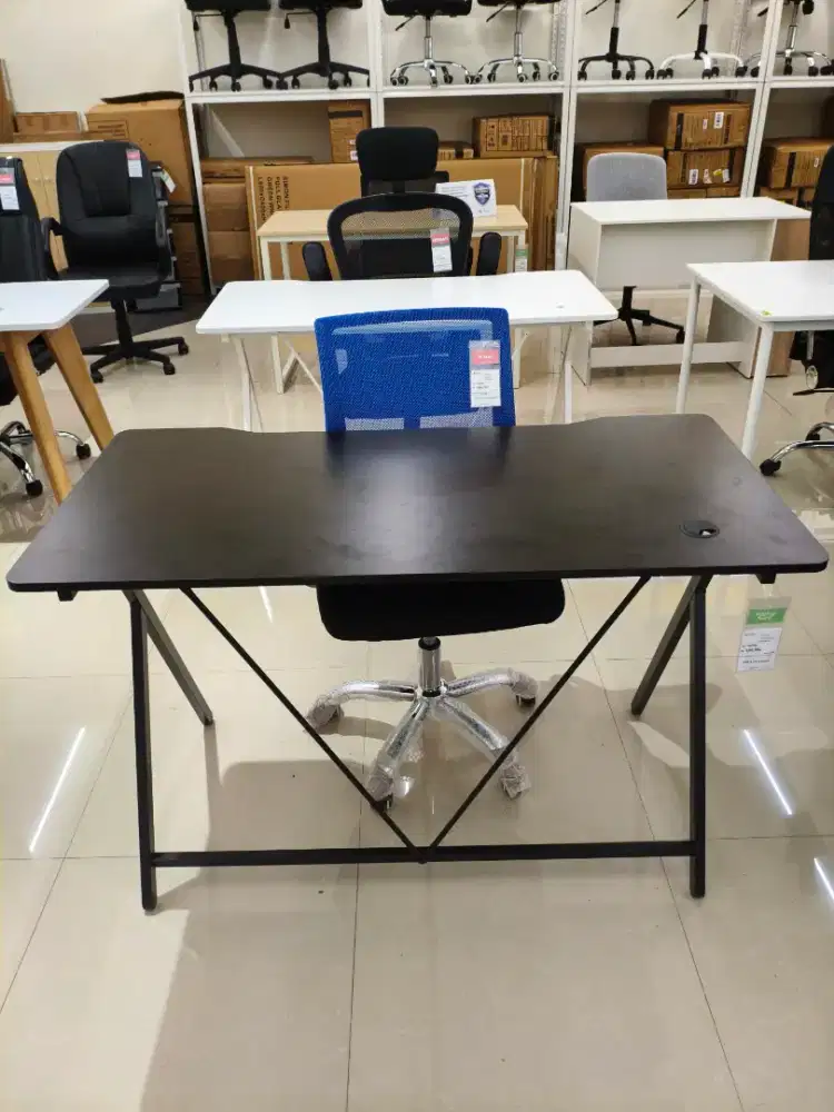 Selma Britta Meja Komputer Minimalis – Hitam & Putih
