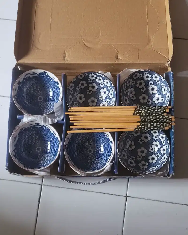 Set Mangkuk RT HOME Motif Bunga Biru Putih + Sumpit – 6 Pcs