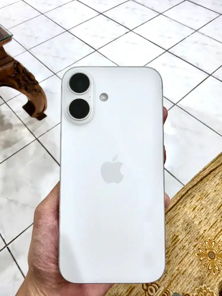iPhone 16 (pemakaian perempuan)