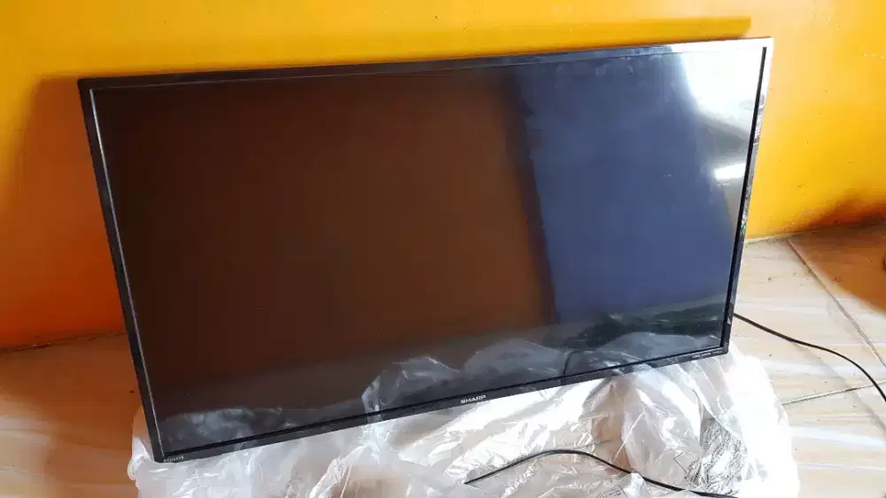 Smart TV SHARP 40 atau 43 inch. lcd kondisi mati.