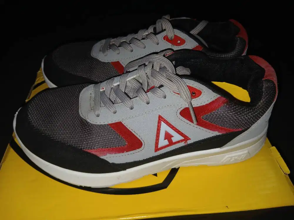 Sepatu no 43 bekas jrang di pakai
