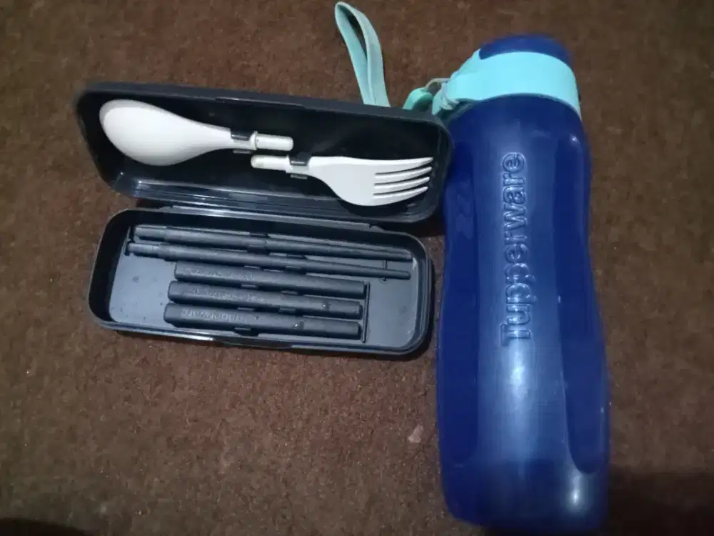 Botol minum dan alat makan merk taperware