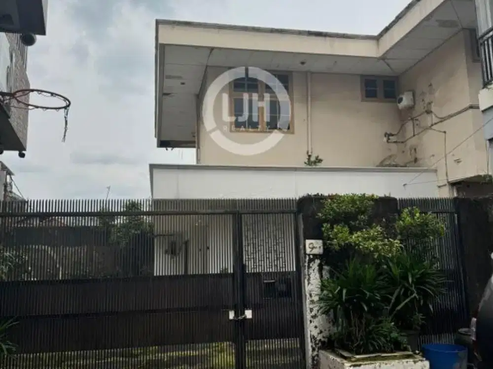 Dijual Rumah Besar 3 Bangunan Banyak Kamar Cocok Untuk Kost Lokasi Strategis di Petamburan, Jakarta Pusat