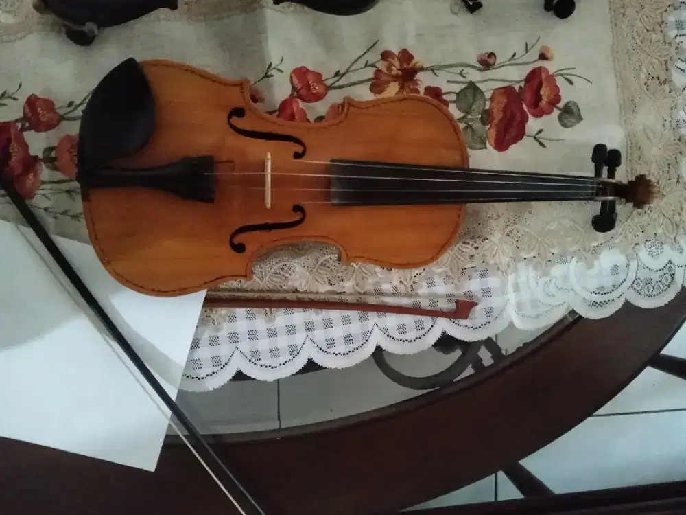 Biola 4/4 tanpa merek