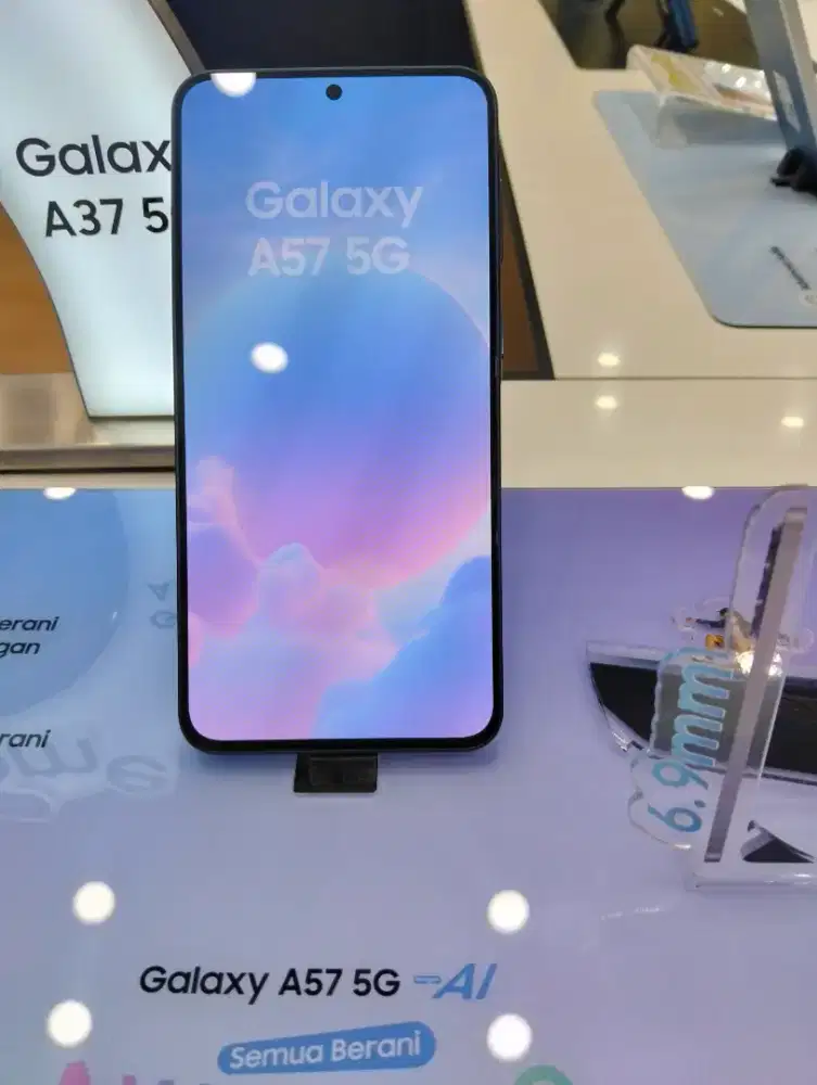 Mau Handphone baru, tapi belum gajian? HomeCredit solusinya
