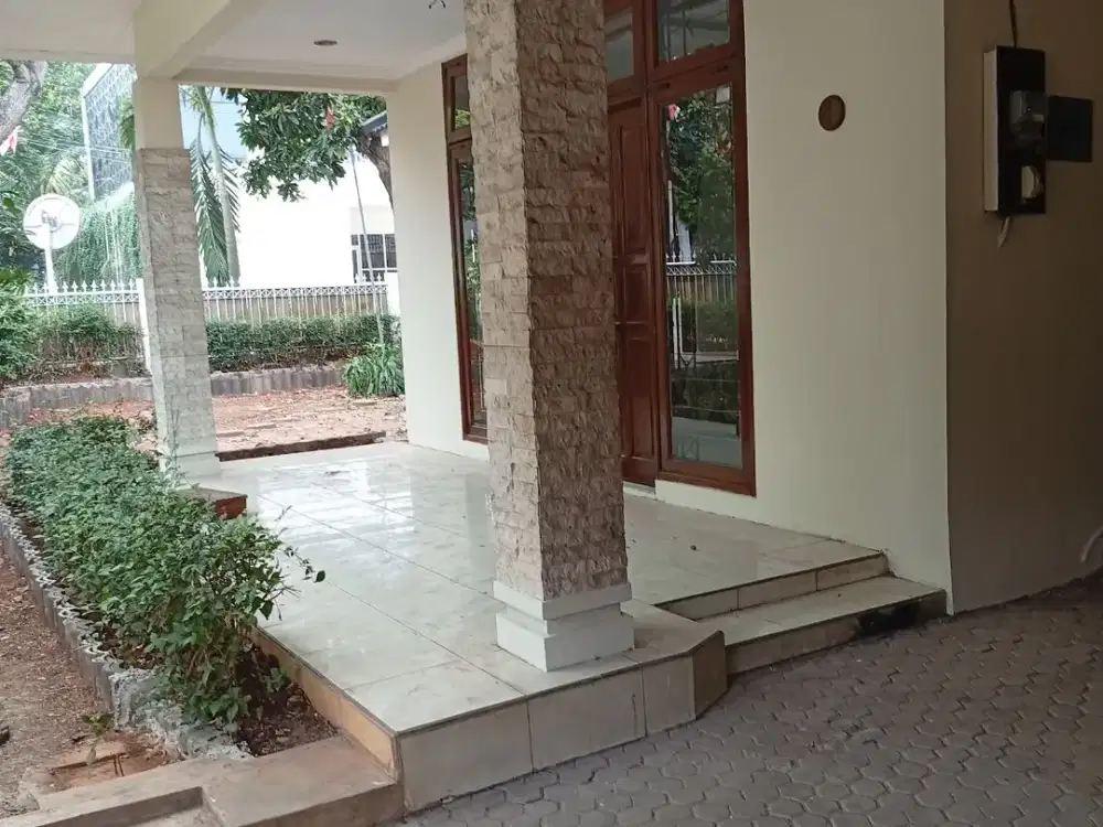 Rumah Cipete Selatan dekat ke Kemang dalam Komplek Lt. 600 m/Lb. 500m, 1.5 Lantai . 280 jt / Thn