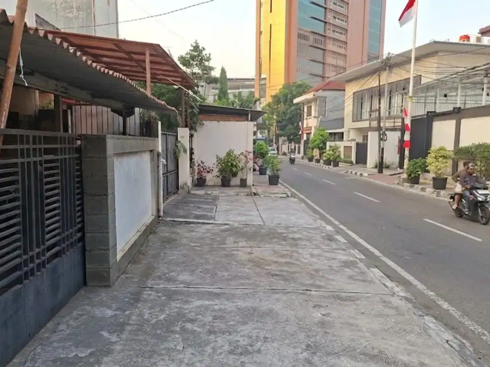 Rumah 2 Lantai Pinggir Jalan Cocok untuk Kantor/Kost Lokasi Strategis Kawasan Premium di Kemanggisan Jakarta Barat