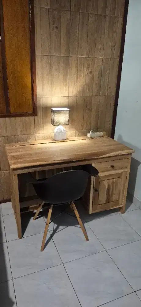 Desk, kursi dan Lampu