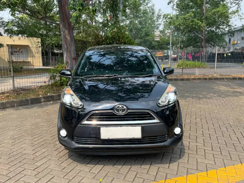 TOYOTA Sienta V at Hitam 2017