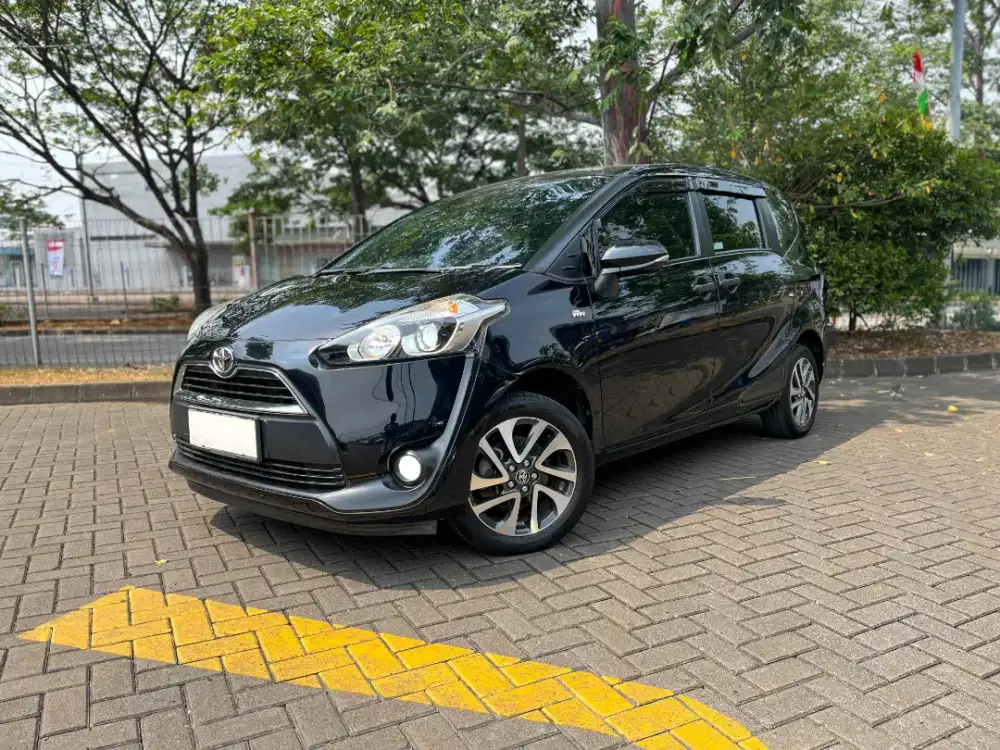 TOYOTA Sienta V at Hitam 2017