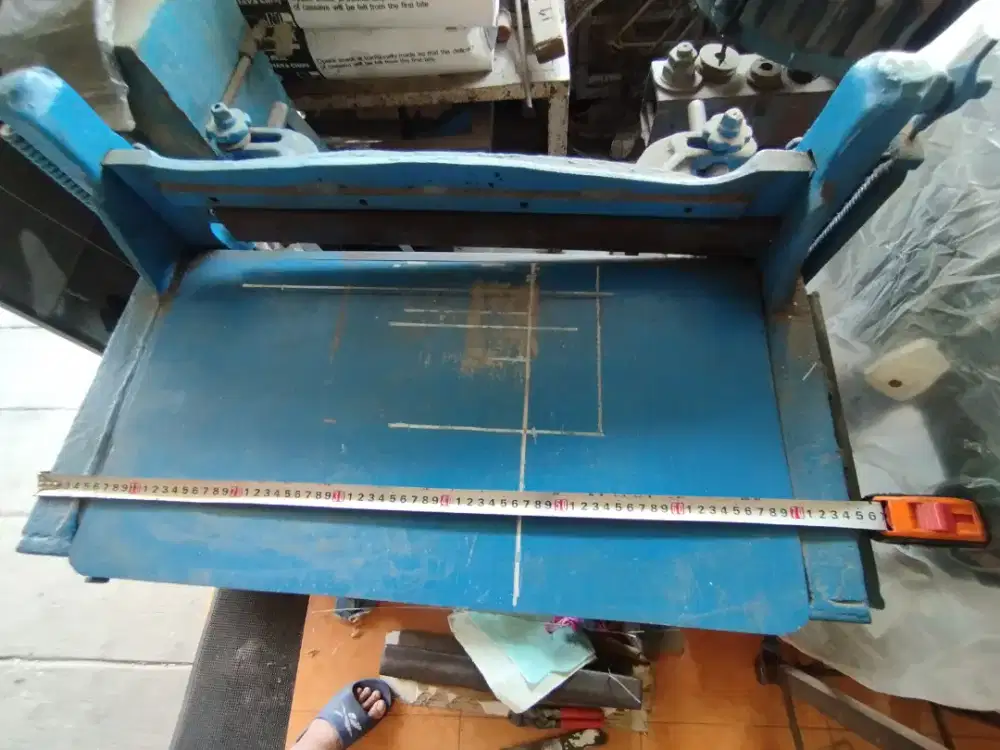 Mesin pemotong PLAT TIPIS