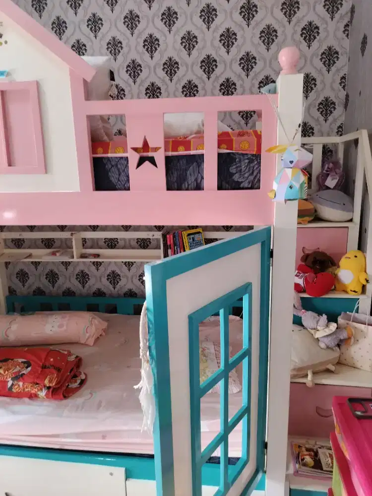 Jual ranjang bertingkat anak. Ada tangga dan plosotannya